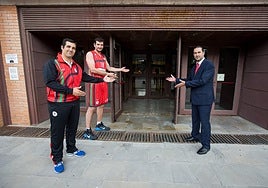 Pablo Pin, Jesús Fernández y Óscar Fernández-Arenas dan la bienvenida a la afición rojinegra antes del primer partido del club en el Palacio, en 2015.