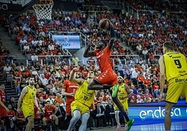 Malik Dime busca el aro, fue el mejor pívot del Covirán en el decisivo partido ante el Gran Canaria.