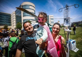 Superángela, con su capaz y antifaz, con sus padres, junto al helicóptero de la Guardia Civil, en el hospital San Cecilio en el PTS.