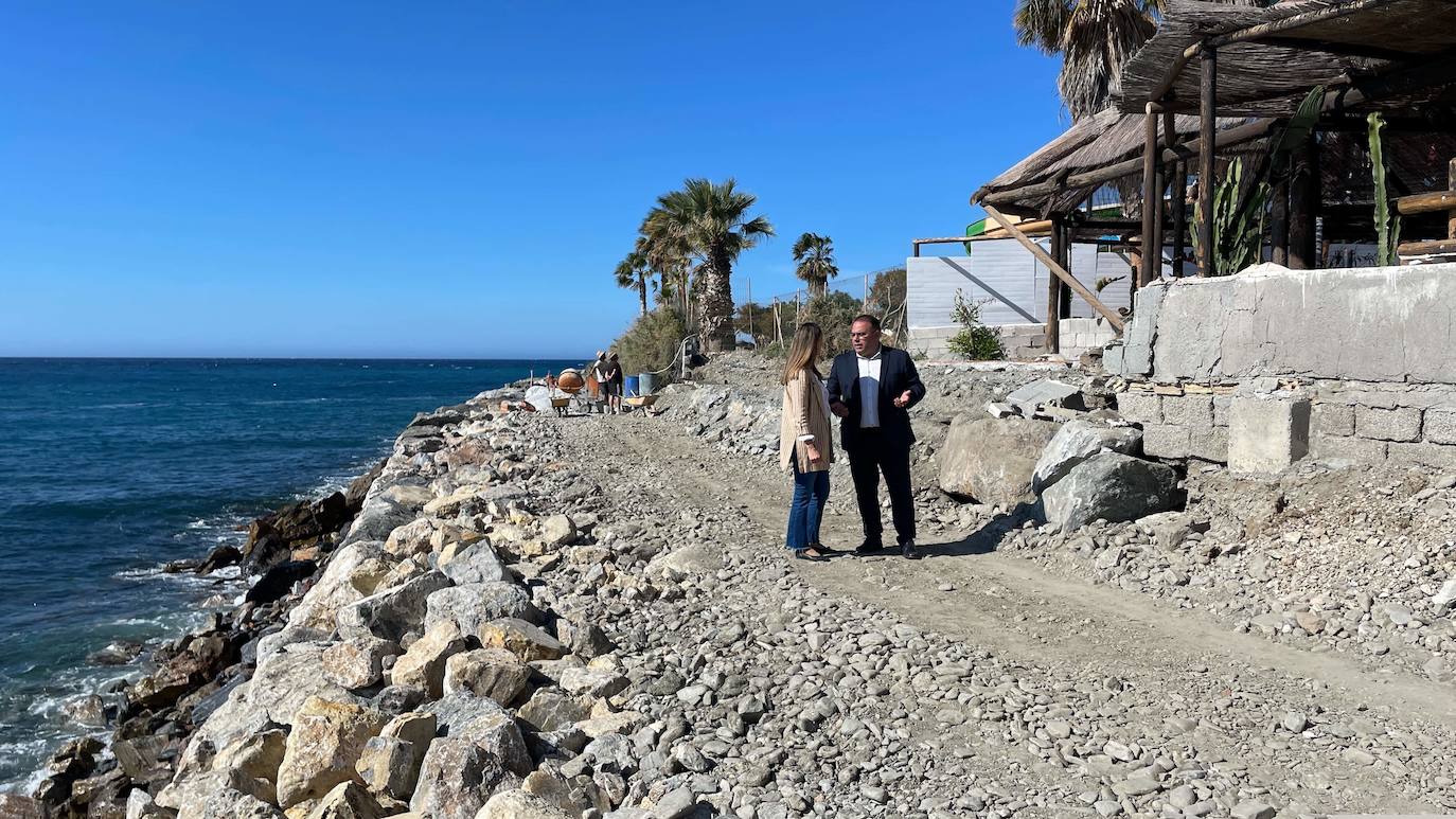 Imagen después - Almuñécar arregla la escollera de la playa de Velilla tras una década de espera