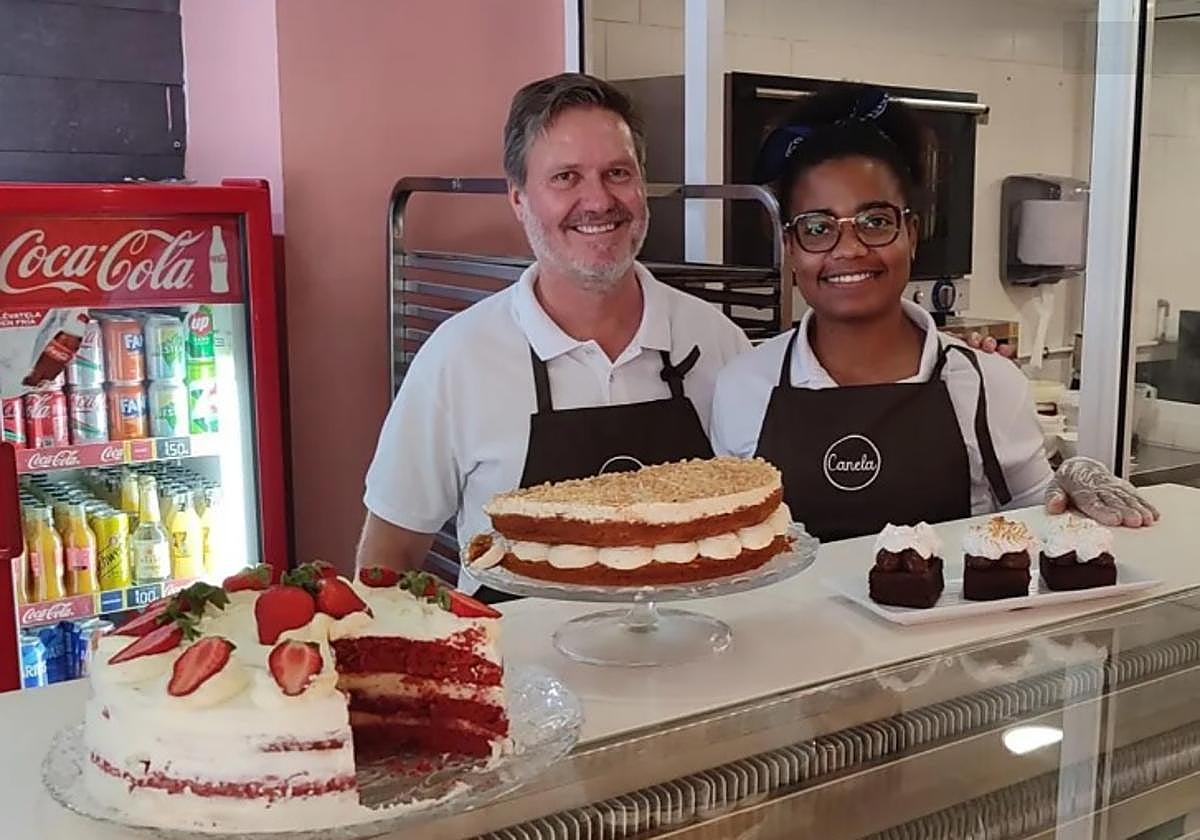 Dieter y Marlene, miembros del equipo de la cafetería 'Canela' en Granada.