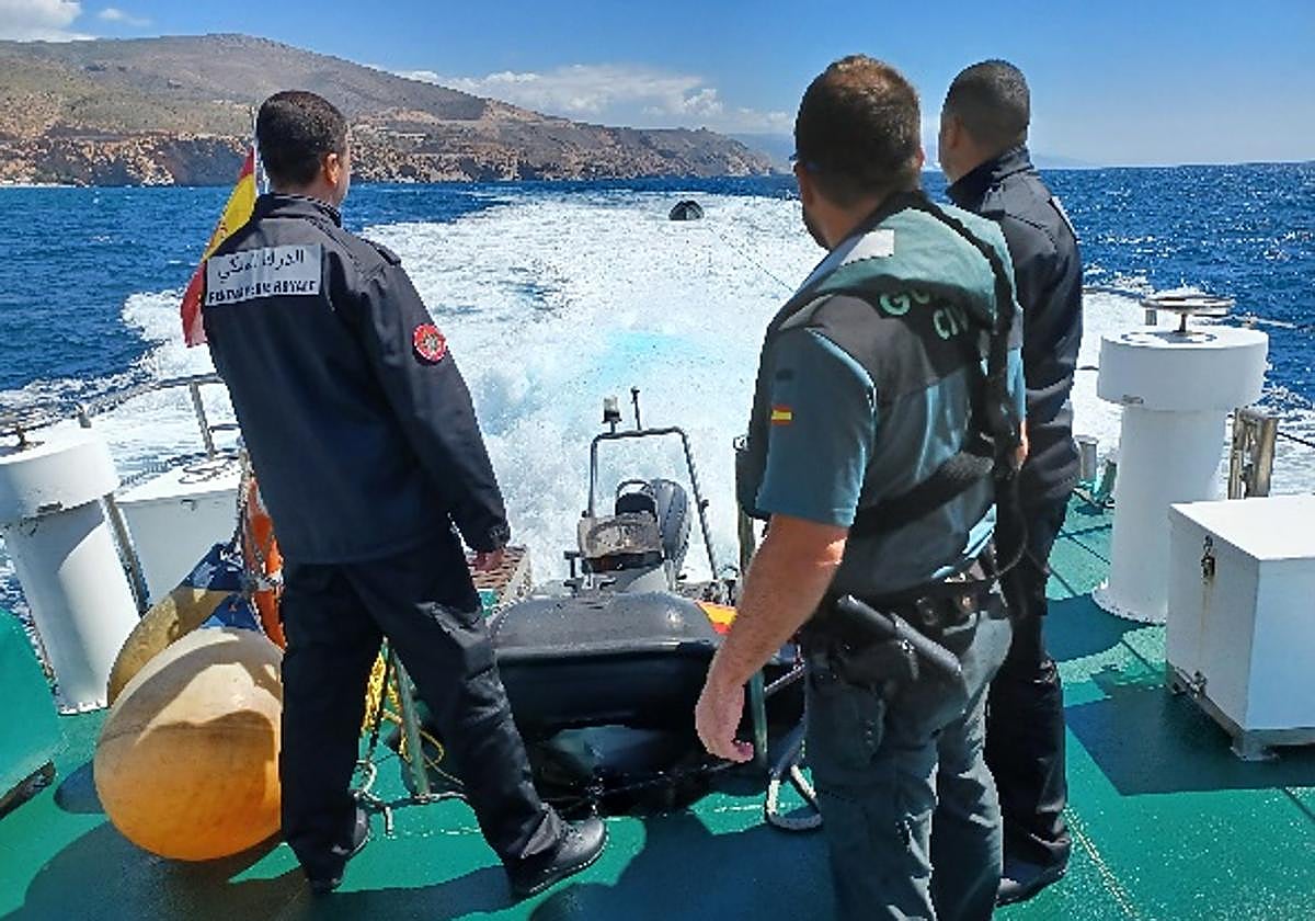 Gendarmes marroquís patrullan junto a agentes de la Guardia Civil