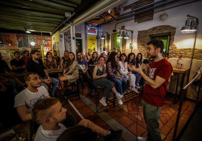 Pablo Garrido, hablando de química en Lemon Rock.