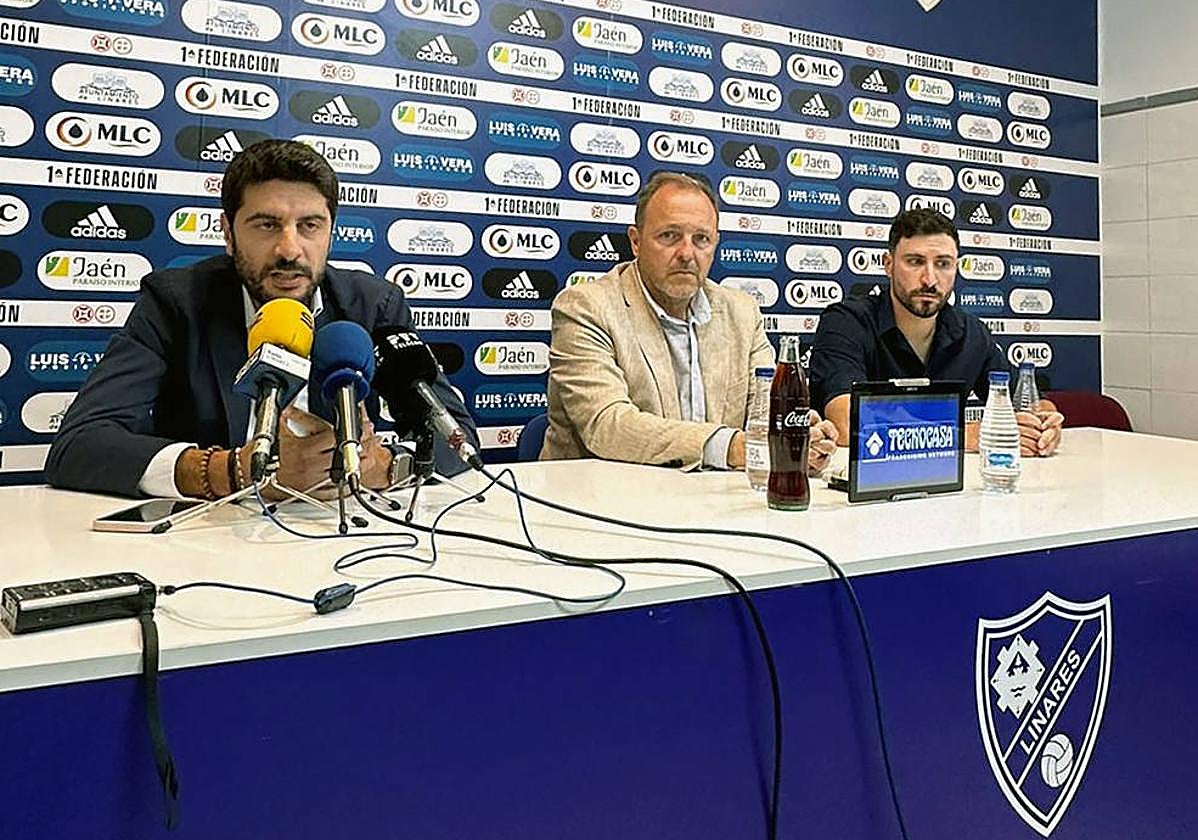 Jesús Medina, Luis Vera y Miguel de Hita, en la comparecencia de prensa tras confirmarse el descenso a Segunda Federación del club.