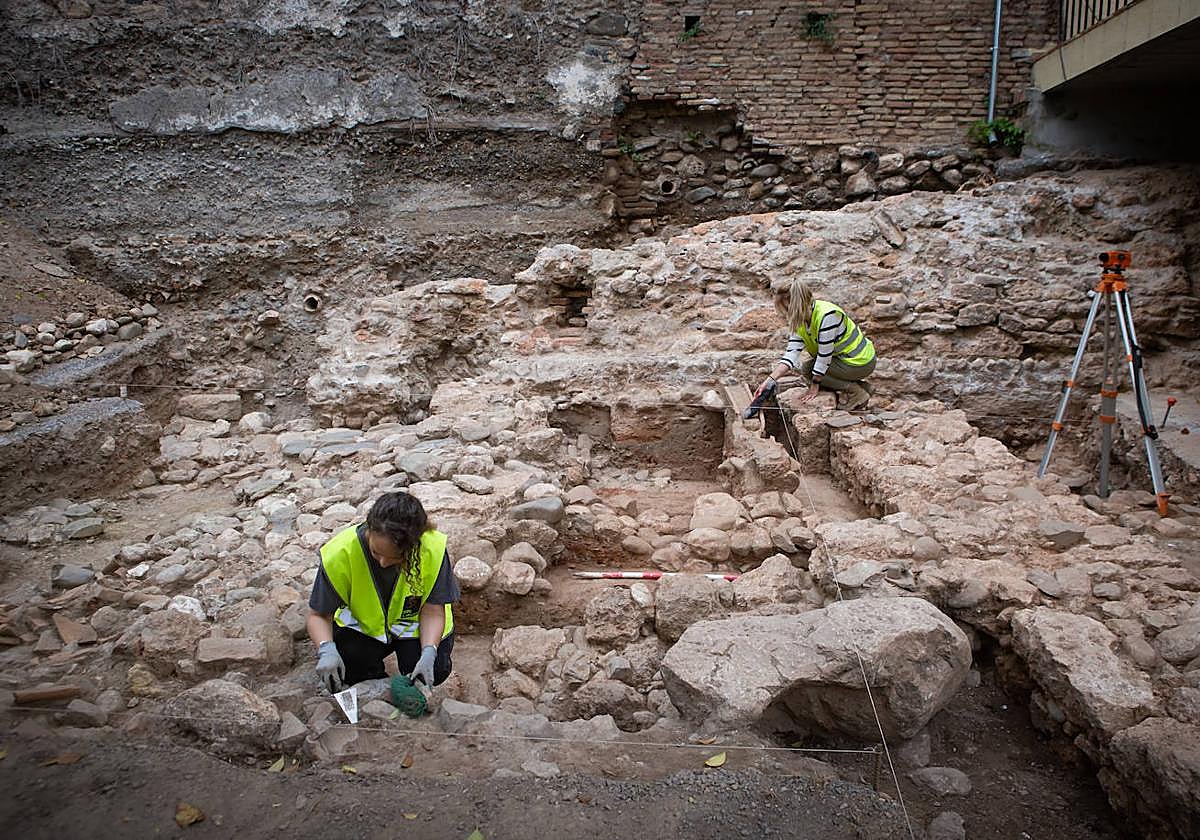 El equipo de Ángel Rodríguez trabajando en el solar particular del Albaicín donde ha aparecido la calzada.