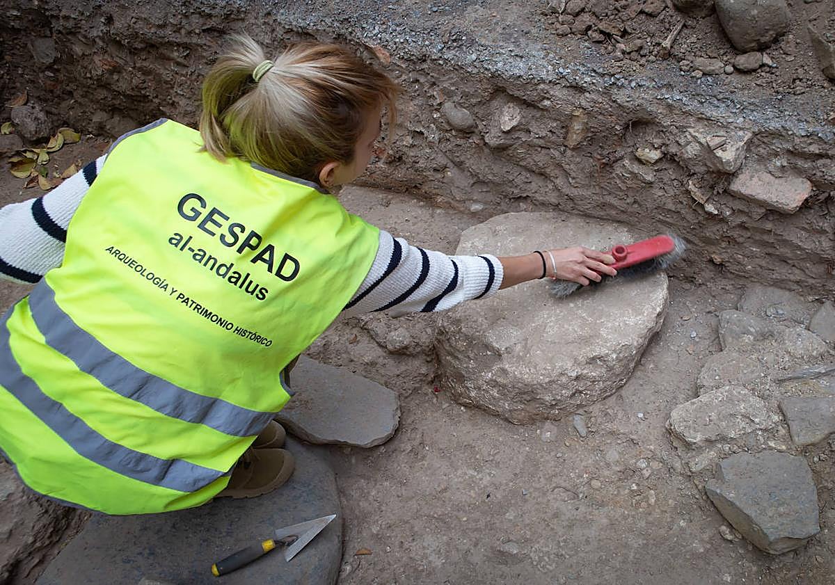 Imagen principal - Hallan en el Albaicín los primeros restos de una calzada romana en Granada