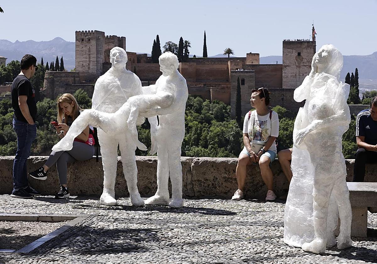 Uno de los grupos escultóricos instalados en el Mirador de San Nicolás.