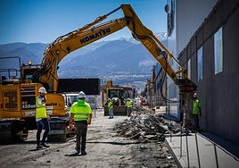 Trabajos del metro en la calle Santa Lucía de Churriana de la Vega.