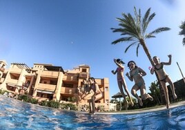 Andalucía autoriza llenar piscinas privadas y el uso de duchas en Campo de Gibraltar y Málaga.