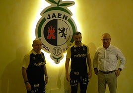Dani Rodríguez, Mauricio y Germán Aguayo, en la sede del club amarillo.