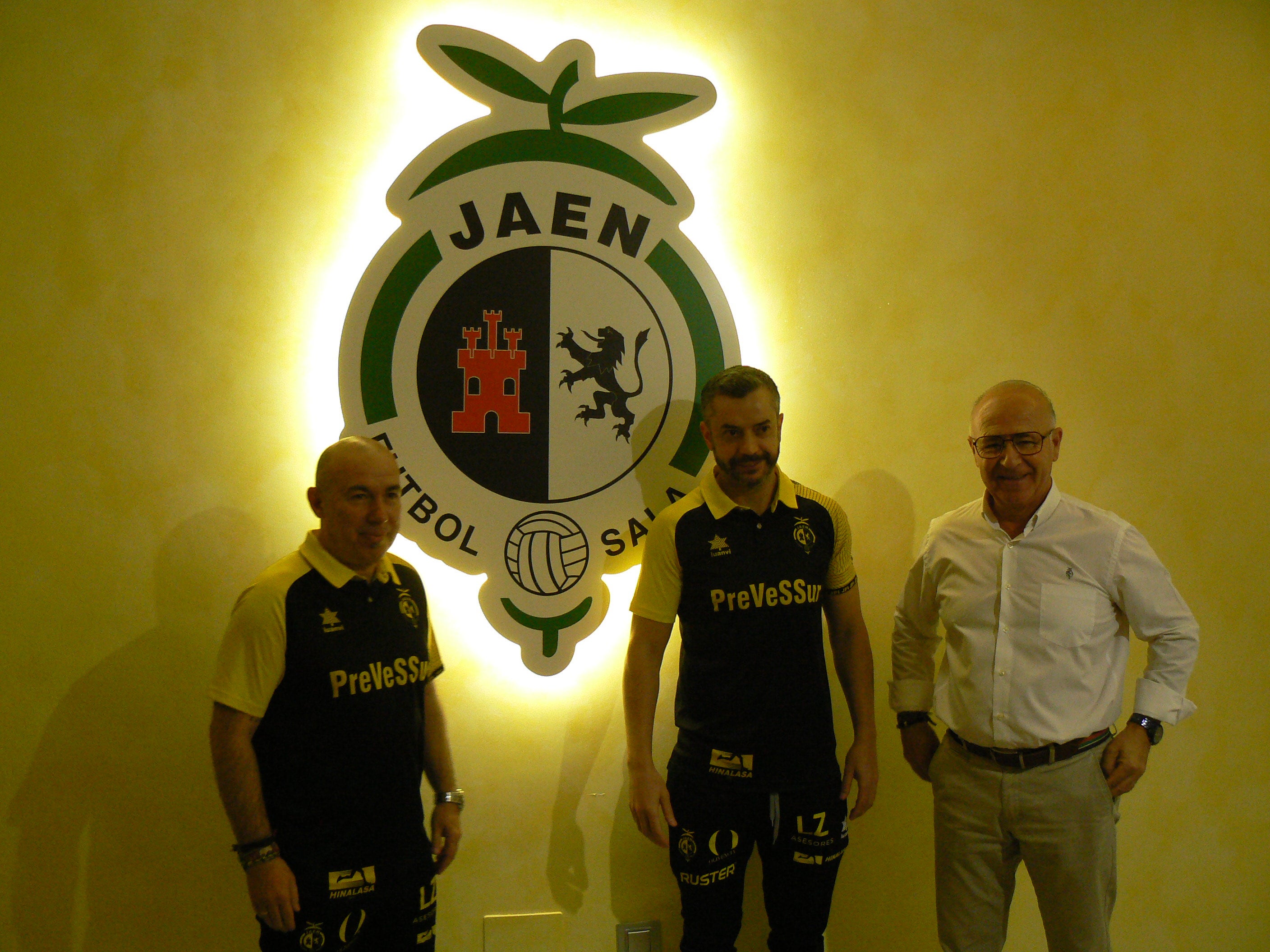 Dani Rodríguez, Mauricio y Germán Aguayo, en la sede del club amarillo.