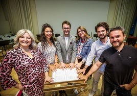 Cantarero, Gomá, el director Ricardo Espigares, Rodríguez, Gálvez y Marín, durante un descanso en los ensayos de 'Luisa Fernanda'.