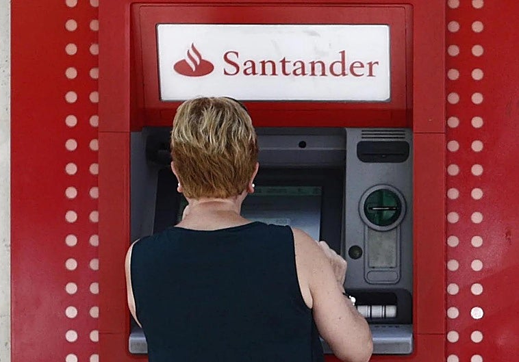 El aviso de la OCU a los clientes del Santander por el ciberataque.