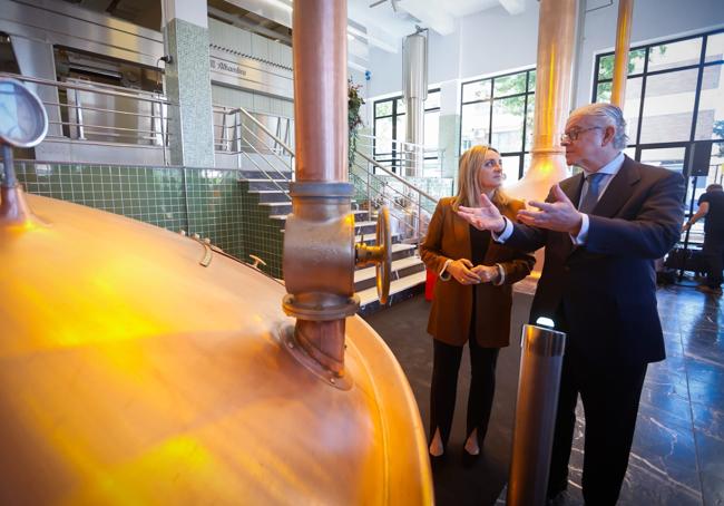 Marifrán Carazo, alcaldesa de Granada, visita la fábrica cervecera