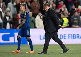 Ricard Sánchez y José Ramón Sandoval, retirándose a vestuarios en Vallecas.