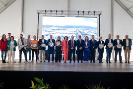 Foto de familia de los organizadores y galardonados.