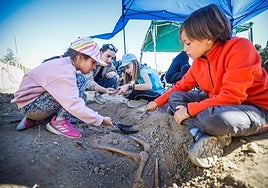 Alumnos del colegio Cristo de la Yedra en el arqueódromo