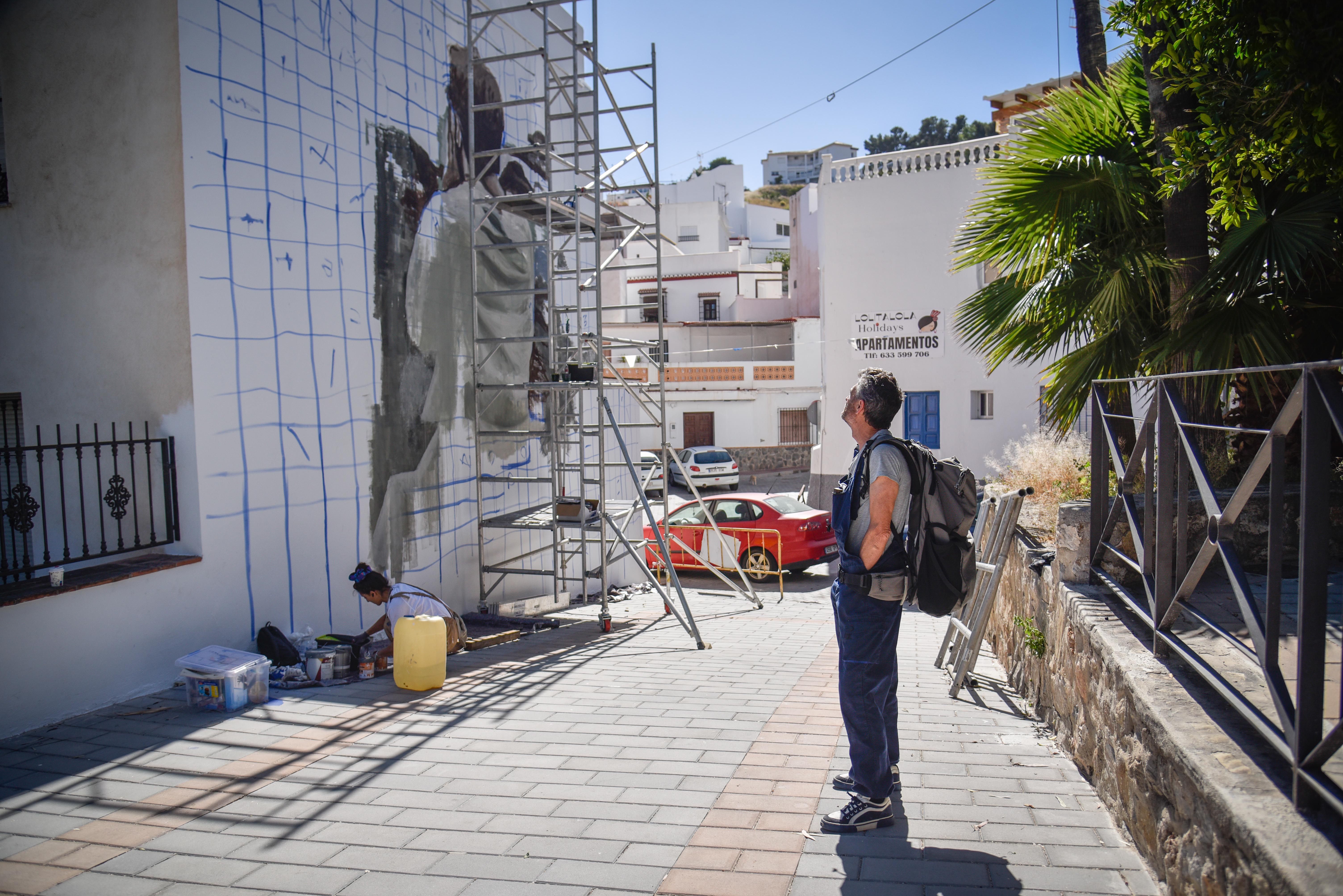 Salobreña inundada de grafitis artísticos, en imágenes