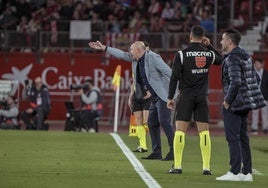 Pepe Mel da órdenes a sus jugadores desde la banda.