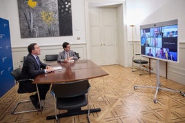 Un momento de la videoconferencia de Albares con los alcaldes.