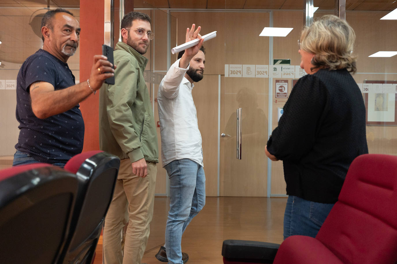 El alcalde de Láchar despidiéndose de los medios en la rueda de prensa que ofreció en el PSOE de Granada el pasado 8 de mayo, tras estallar el escándalo.