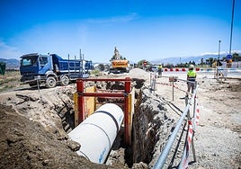 Obras para introducir el colector que unirá Churriana de la Vega con la depuradora de Los Vados.