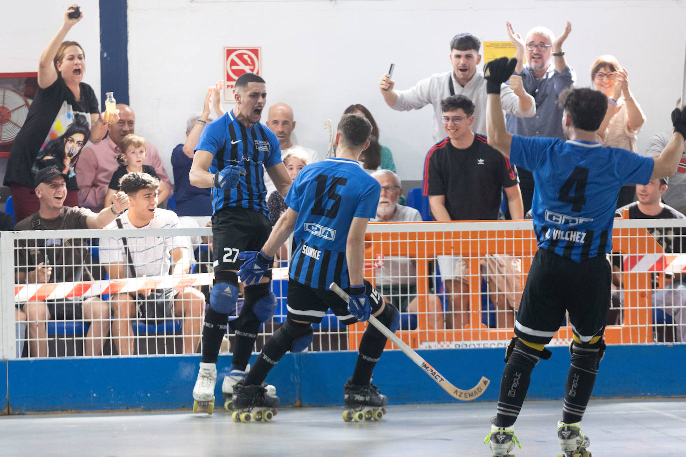 Los jugadores del CP Alhambra celebran uno de los goles.