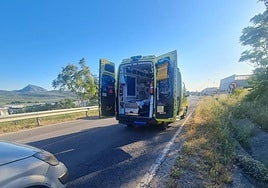 Ambulancia en la carretera de entrada a Torredonjimeno para atender a un hombre de 43 años.
