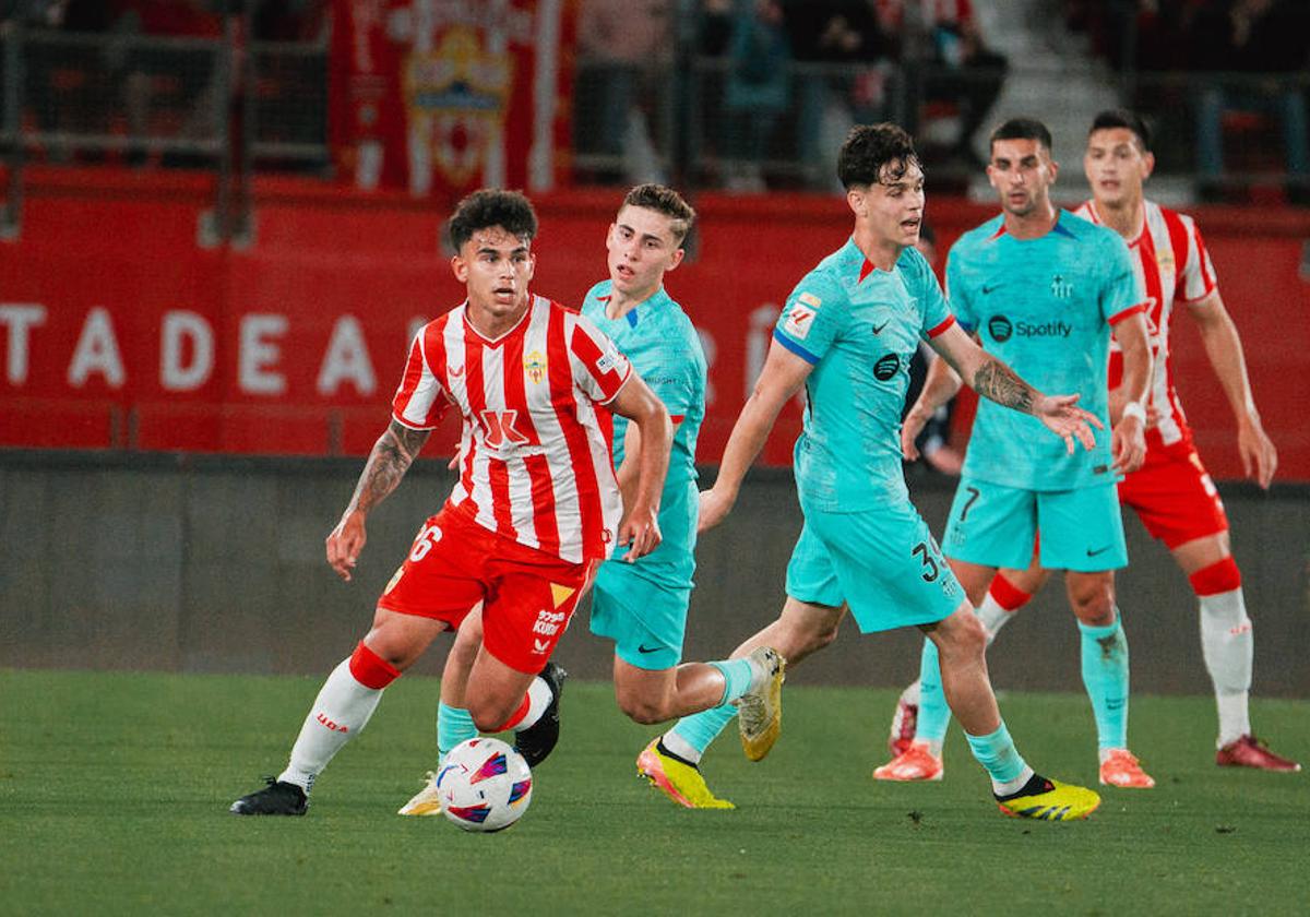 Marcos Peña conduce el balón escapando de Fermín.