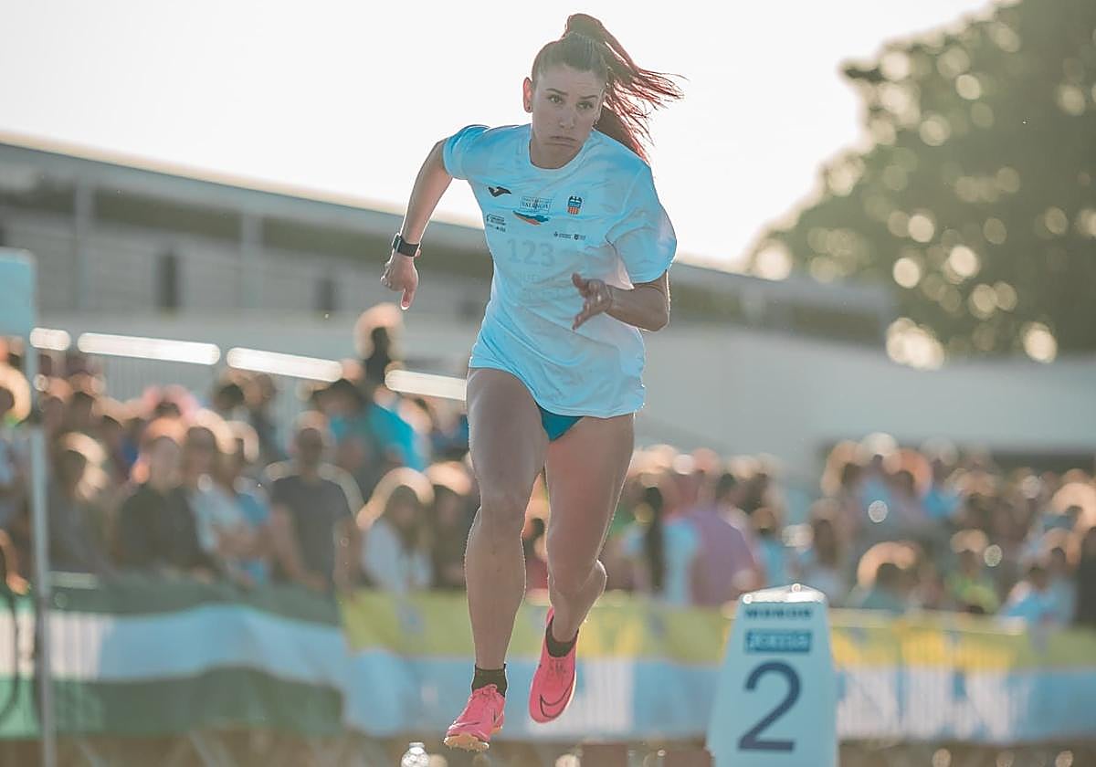 Laura Bueno, durante el calentamiento en Andújar.