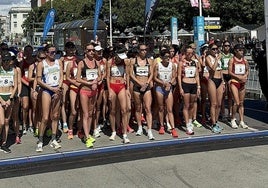 Línea de salida en el Gran Premio Cantones, con María Pérez en el centro con el dorsal número 1.