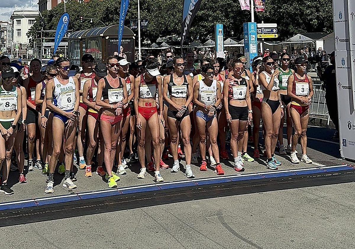 Línea de salida en el Gran Premio Cantones, con María Pérez en el centro con el dorsal número 1.