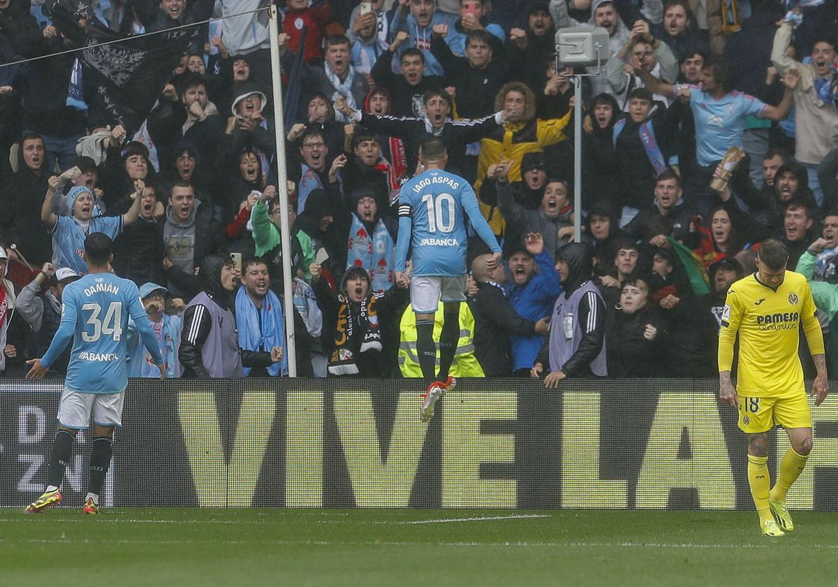 Iago Aspas celebra su reciente gol al Villarreal subiéndose a una valla publicitaria de Balaídos.