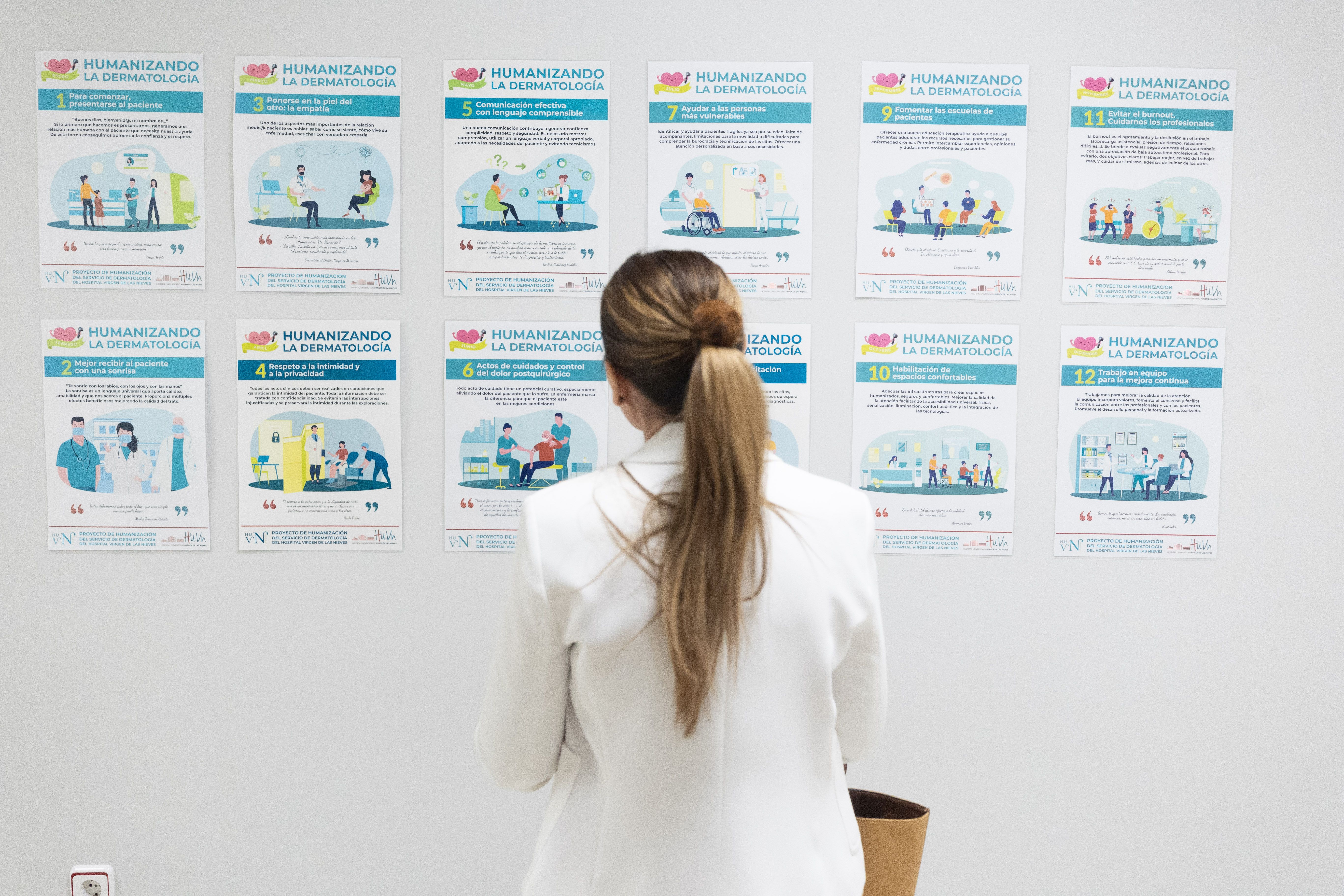 Carteles de humanización en el área de Dermatología.