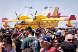 Exhibición aérea junto a uno de las 'focas' contra incendios.