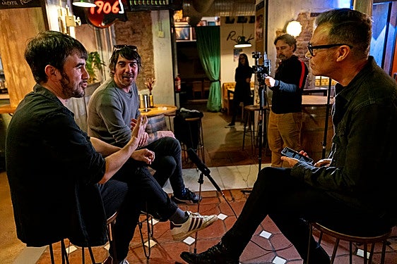 José Antonio García durante una de las entrevistas a Lori Meyers.