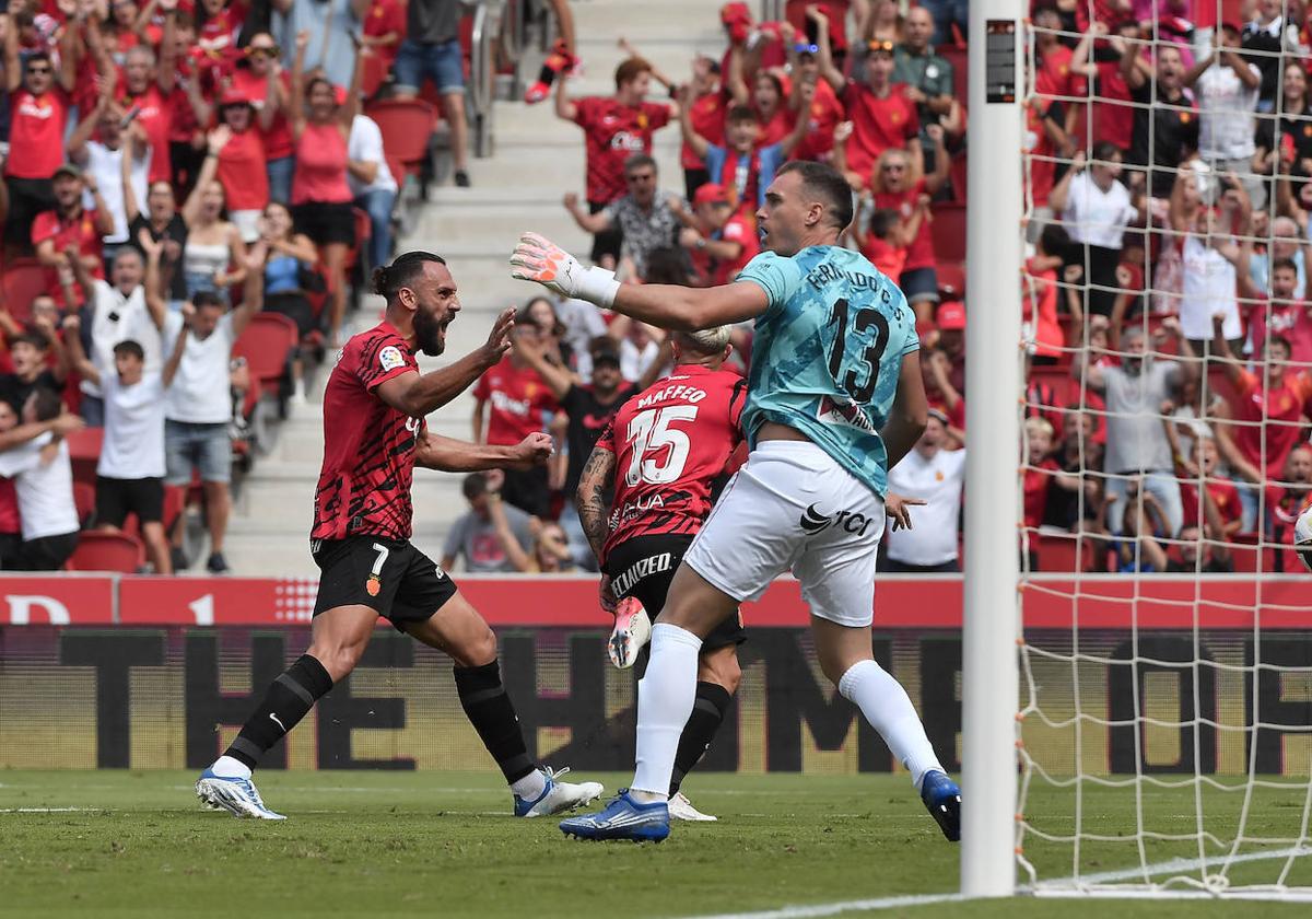 Muriqi y Maffeo celebran el gol del último triunfo bermellón, con Fernando lamentándolo.