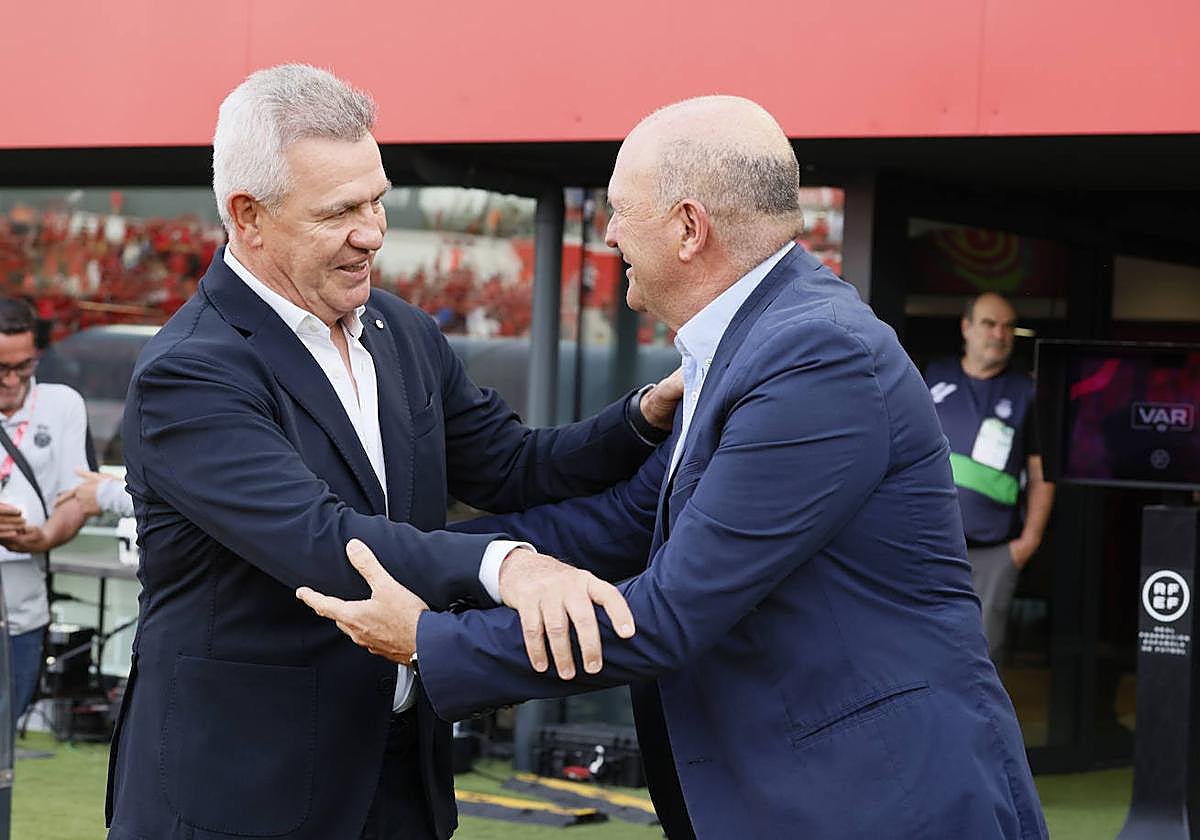 Aguirre y Mel se saludan antes del inicio del partido.