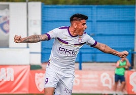 El delantero Fernando celebra el tanto que adelantó al Real Jaén en el primer tiempo.