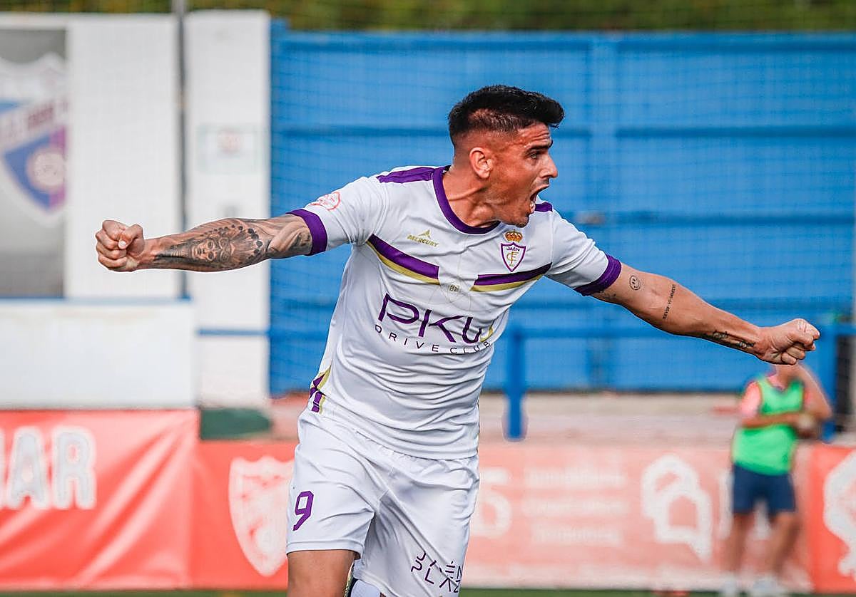 El delantero Fernando celebra el tanto que adelantó al Real Jaén en el primer tiempo.