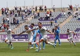 Los jugadores blancos celebran un tanto en el Nuevo La Victoria.