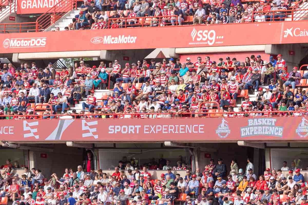 Encuéntrate en la grada en el partido entre Granada y Celta