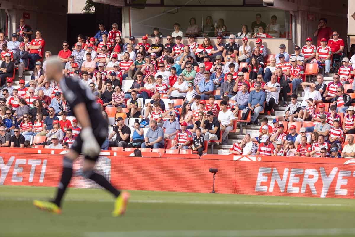 Encuéntrate en la grada en el partido entre Granada y Celta