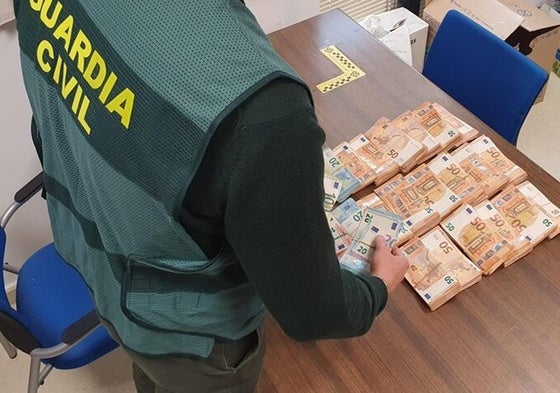 Dinero recuperado por la Guardia Civil del robo ocurrido en Chilluévar.