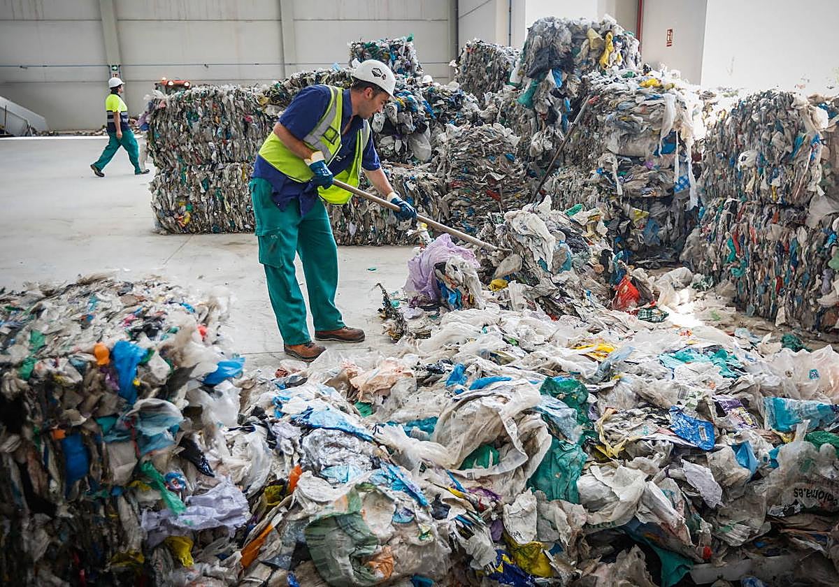 Punto de reciclaje de la planta de Alhendín.