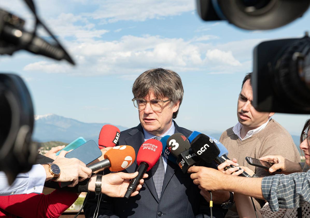 Puigdemont realiza unas declaraciones a la prensa en Laroque-des-Albères (Francia).