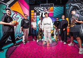 Varios de los integrantes de la 'Saikoneta', junto al cantante.