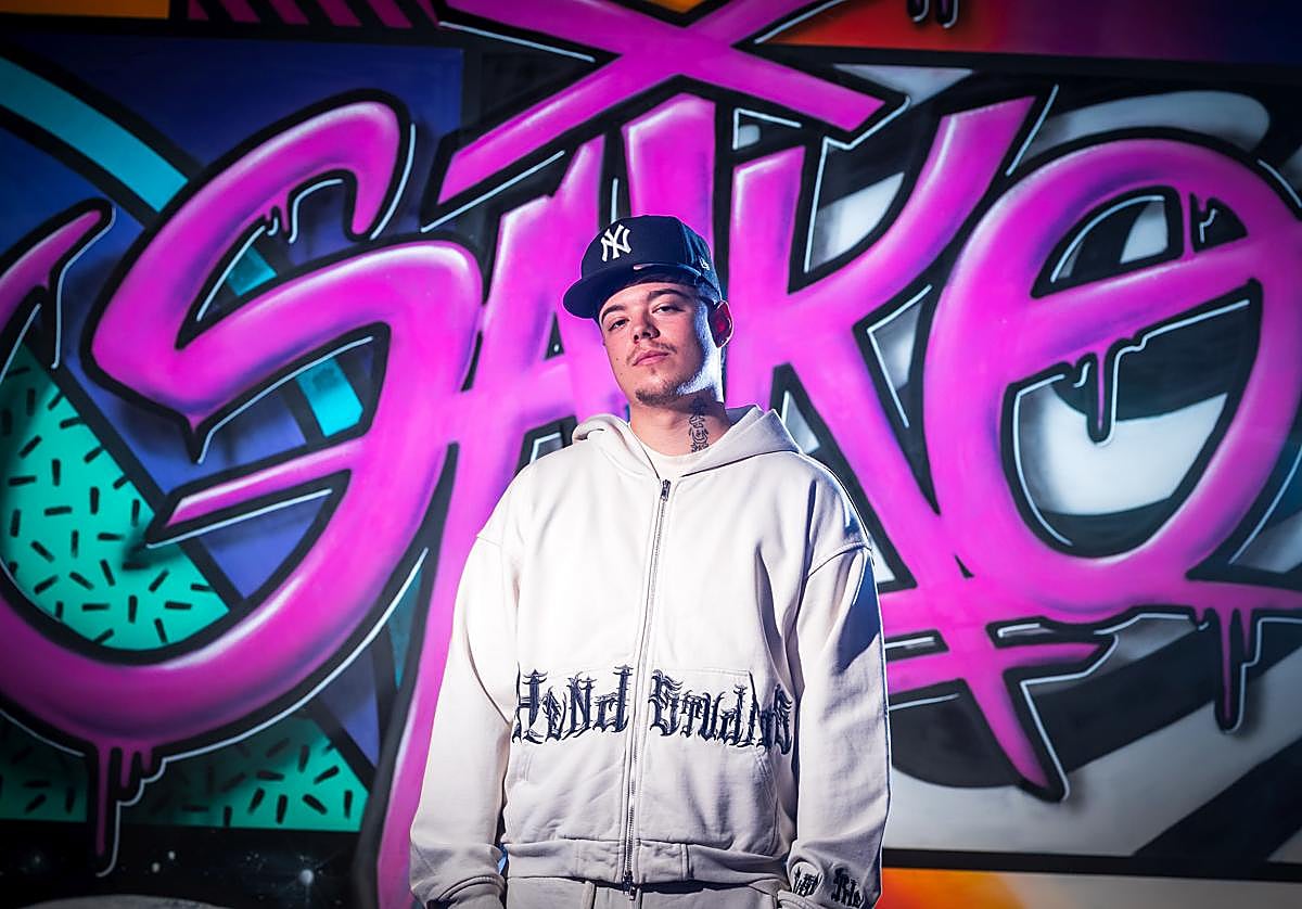 Saiko posa delante de una de las paredes grafiteadas con su nombre artístico que alberga su estudio en Armilla.