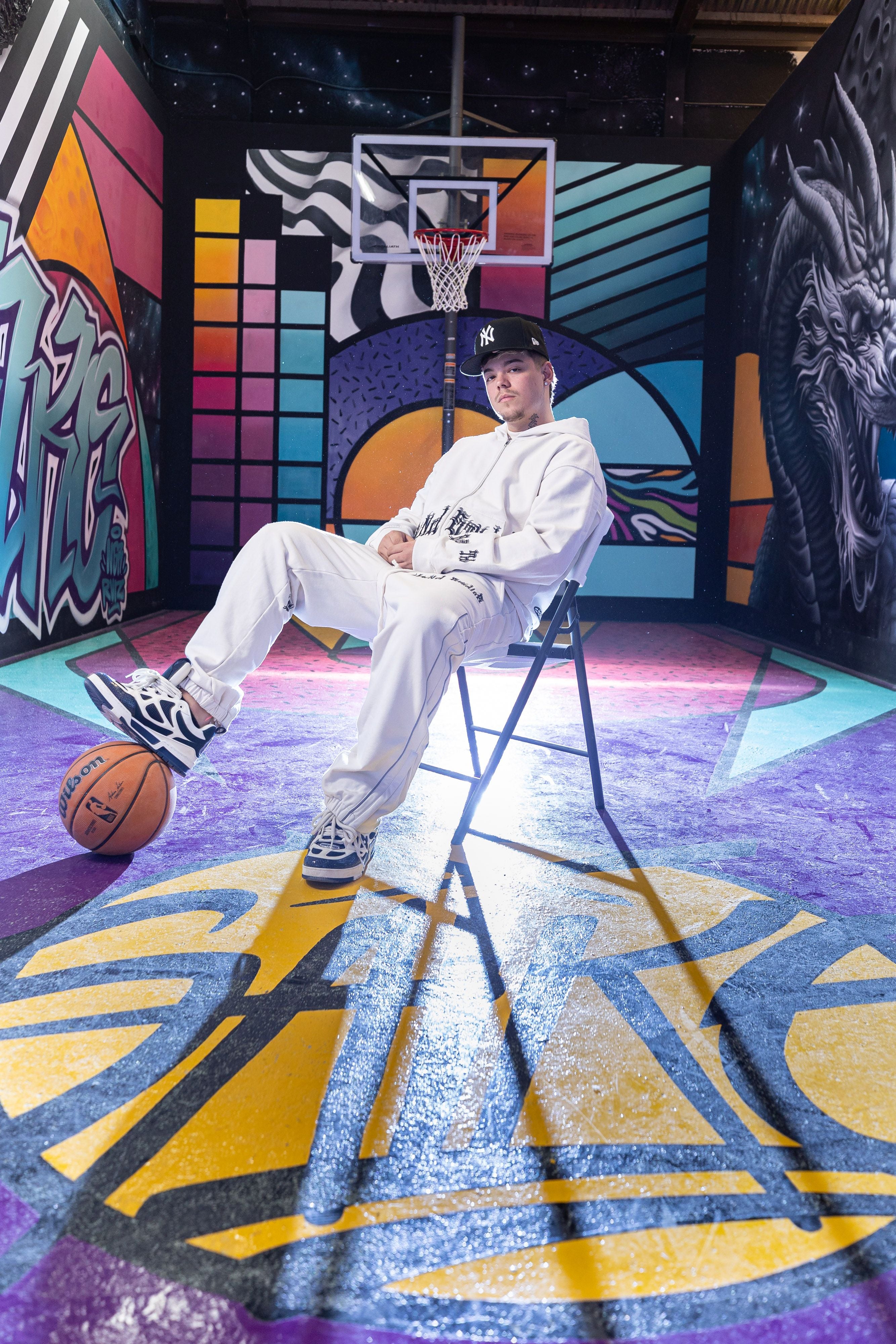 Saiko posa con un balón de baloncesto en la cancha de su estudio.