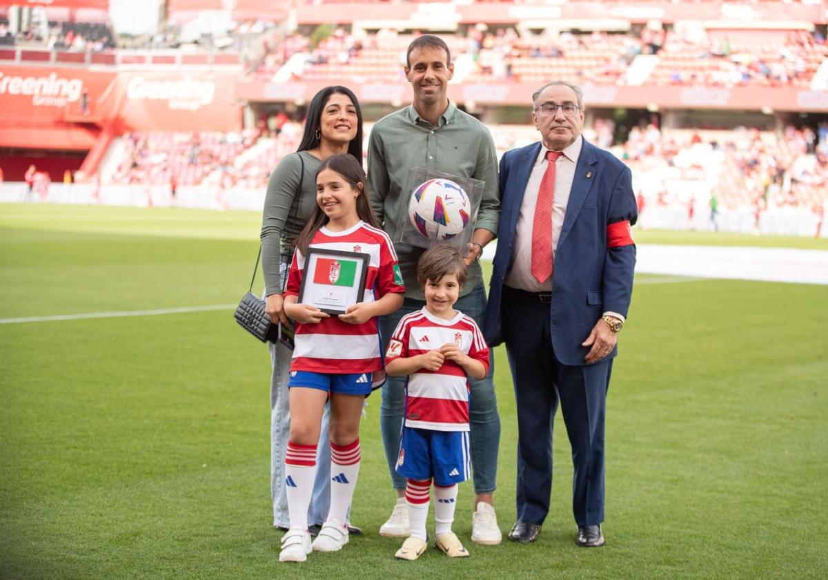 Víctor Díaz, con su familia y Macanás.